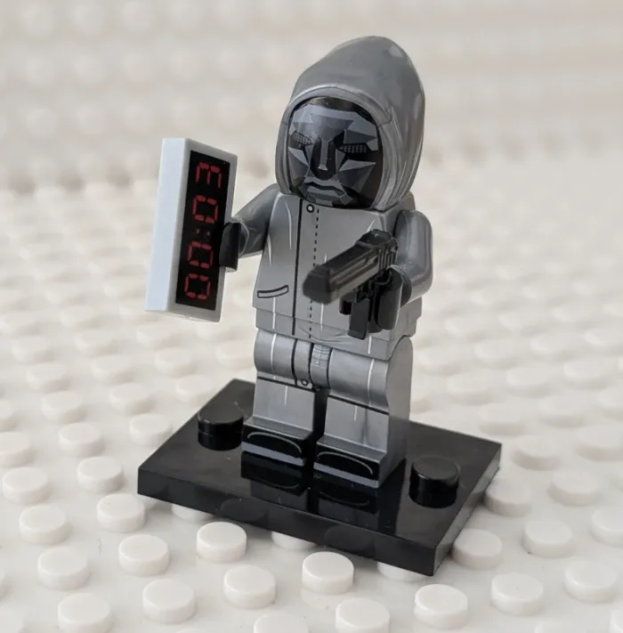 Figurine Squid Game : Front Man, le maître du jeu , style lego