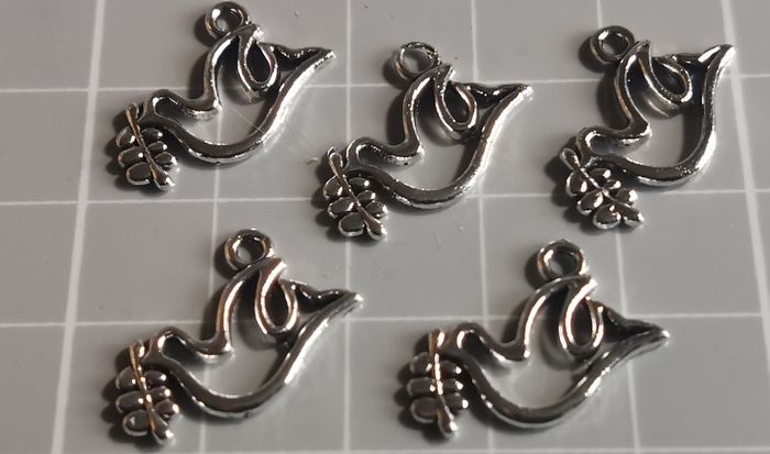5 x pendentifs breloques creux "Colombe de la paix et son rameau d'olivier" en métal argenté vieilli - photo numéro 3