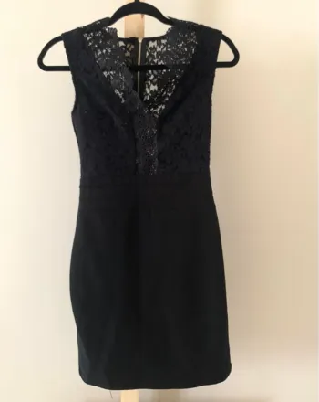 Robe noire élégante avec dentelle – Taille S