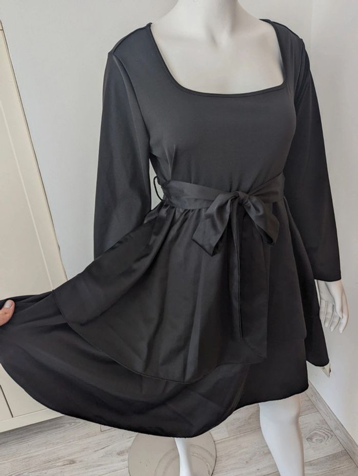 Belle robe noire taille 46 manches longues satiné