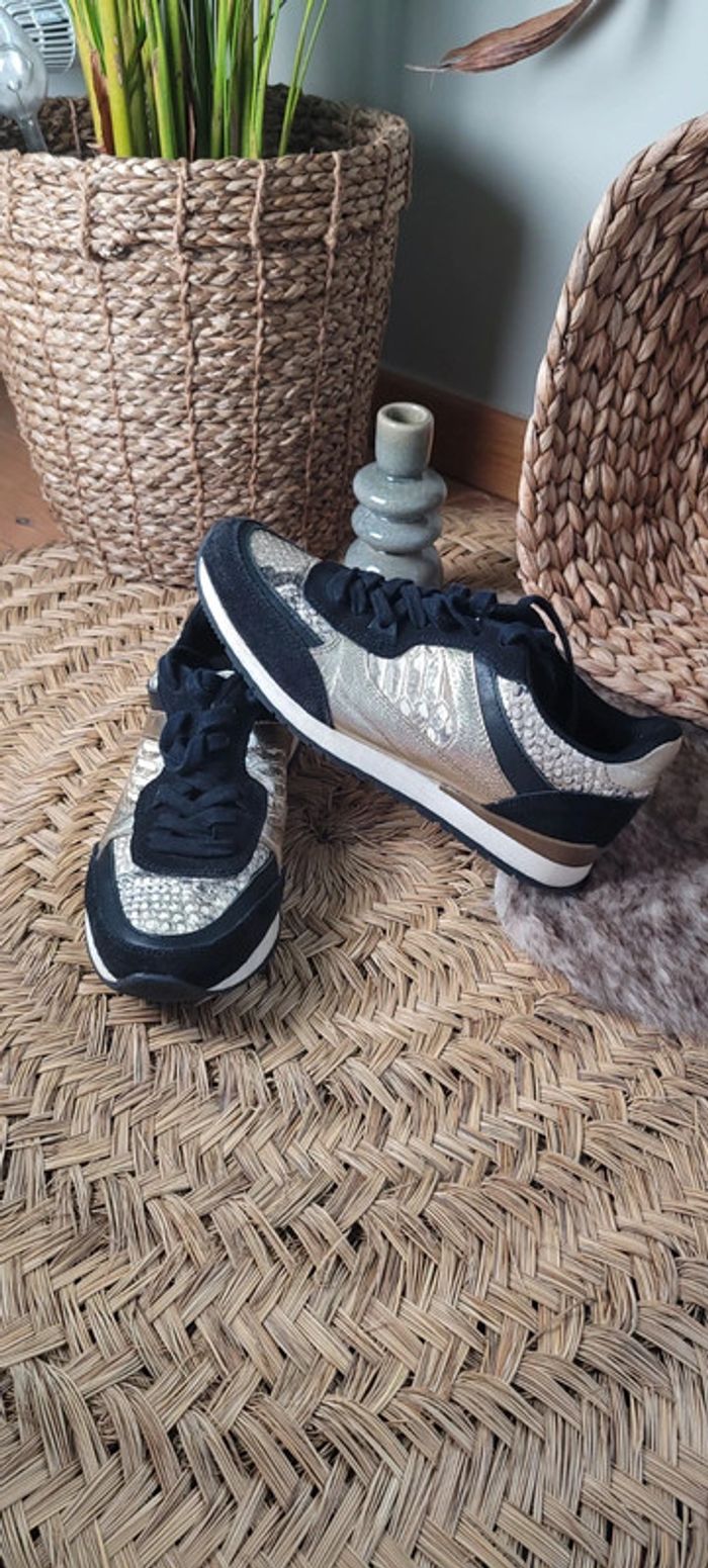 Jolie baskets noir et serpent doré Taille 38 - photo numéro 2
