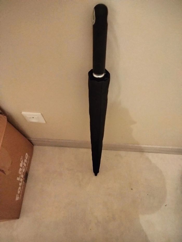Parapluie neuf bicolore gris noir dans son tube