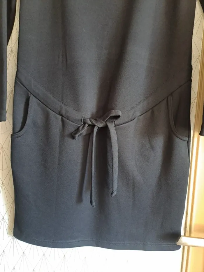 Robe noire de maternité molletonnée légèrement avec dentelle et lien portée 1 fois pour photos S - photo numéro 2