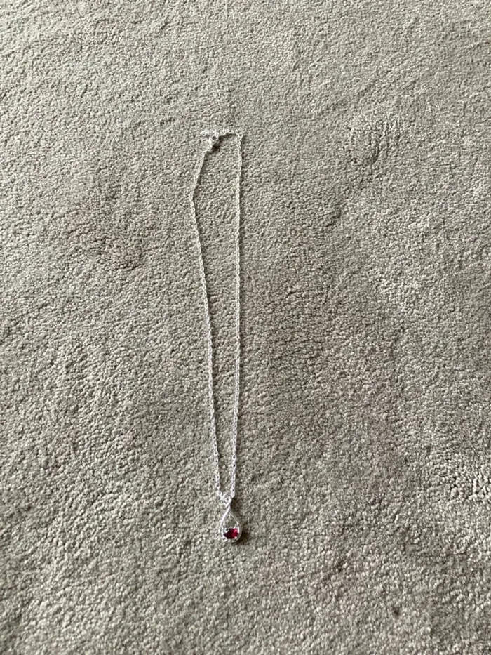 Collier avec pendentif pierre bordeaux