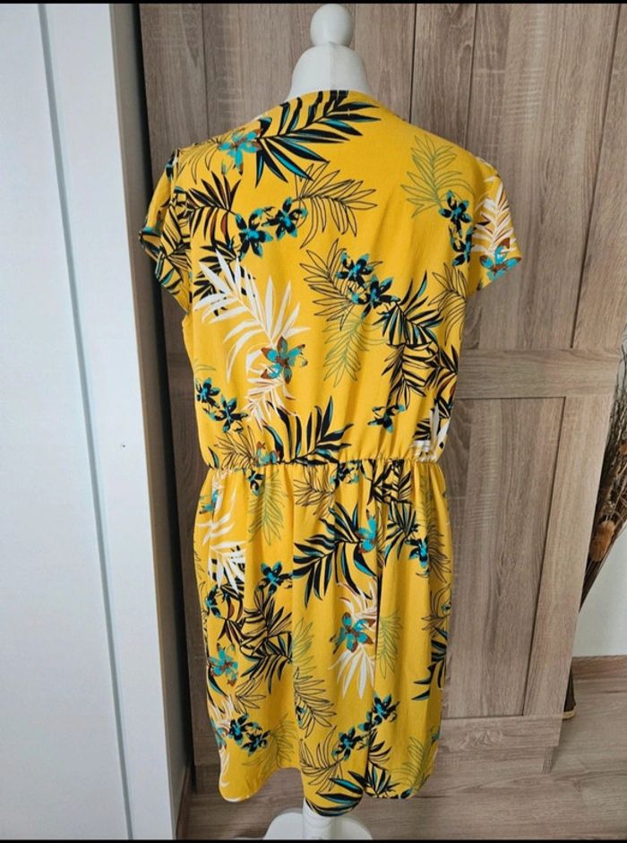 Belle robe d été jaune taille 42 - photo numéro 3