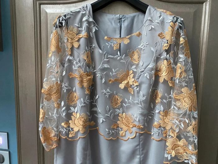 Robe sans manche grise avec boléro en dentelle orange taille 50/52 - photo numéro 2
