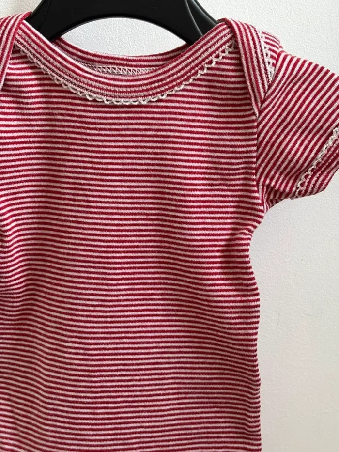 Lot 2 bodies rouges Petit Bateau 3 mois - photo numéro 6
