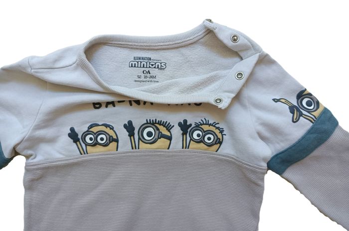 Sweat beige les minions. Bananas. C&A. Taille 18 - 24 mois. 92 cm - photo numéro 2
