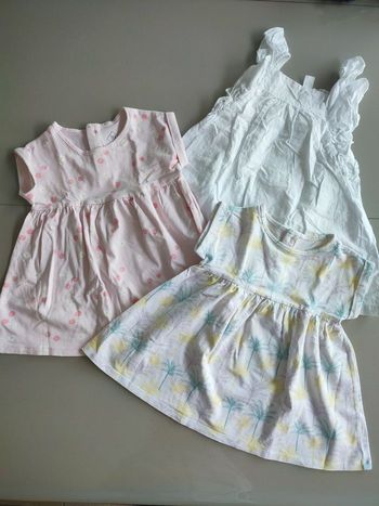 Lot 3 robes bébé fille 18 mois Tex – Blanche argentée + Palmiers + Rose cerises – Très bon état – 18 mois