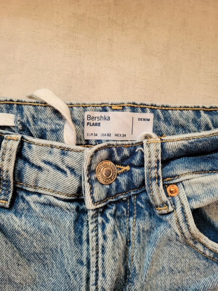 Jean flare Bershka, taille 34. - photo numéro 2