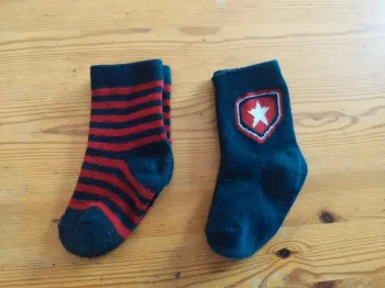 Chaussettes bleu et rouge