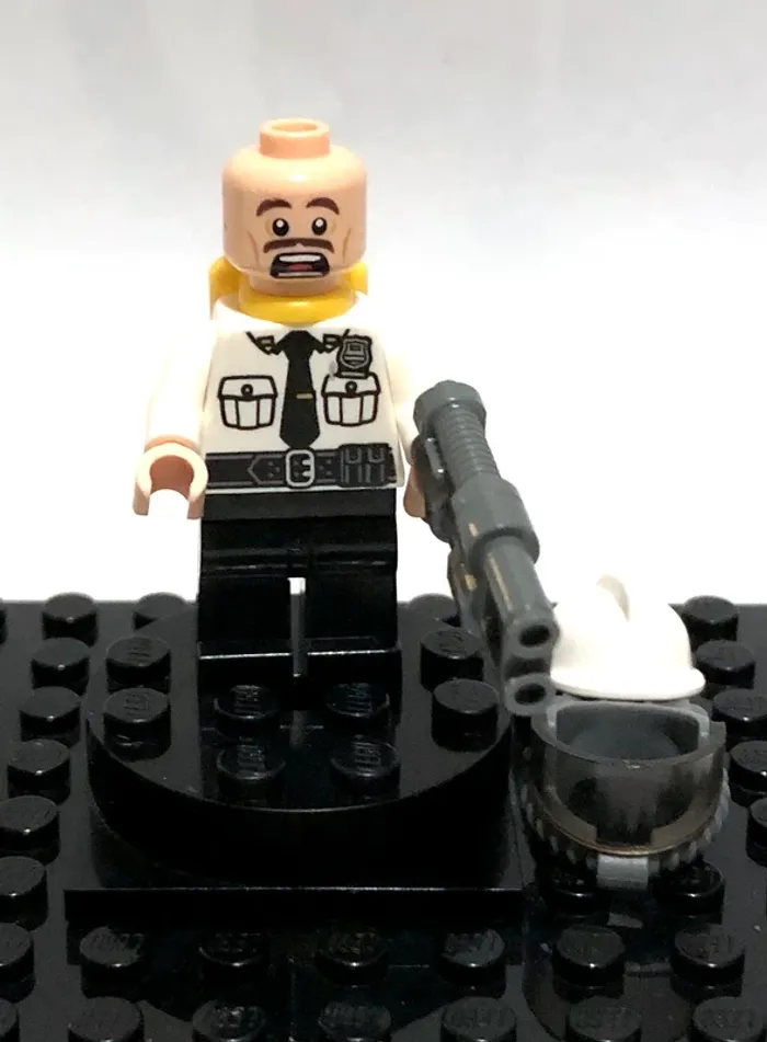 The LEGO Batman Movie - Security guard, fire helmet - photo numéro 2