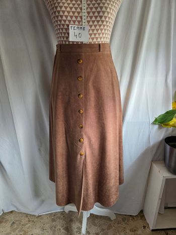Jupe, marron, en excellent état, en polyester, fermeture dos par zip& bouton, largeur de taille 35cm, longueur 82cm, marque C&A=8€