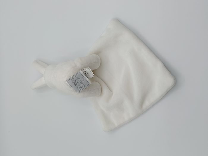 DOUDOU ET COMPAGNIE lapin mouchoir blanc DC303 boîte fleur yeux marrons nez rose - photo numéro 2