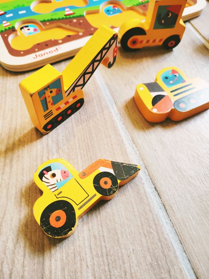 🚜Puzzle d'encastrement 3D véhicules de chantier en bois marque Janod - photo numéro 4