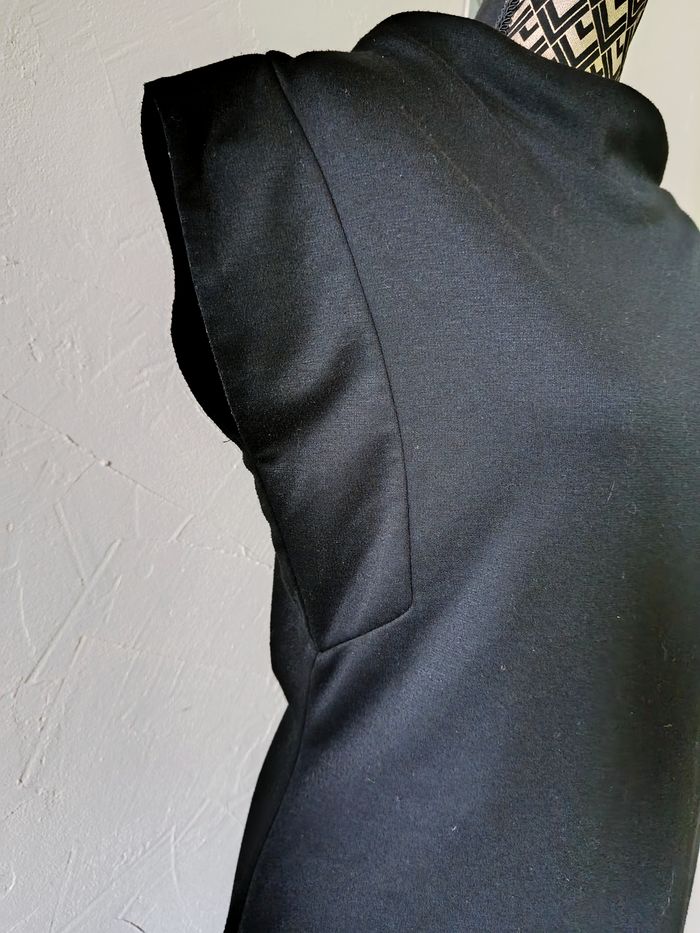 🌸Petite robe noire, taille 4 - photo numéro 3