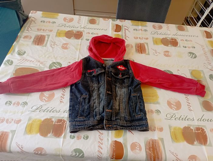 Veste en jean bleu/rouge à boutons avec capuche Lee cooper 8 ans 4€