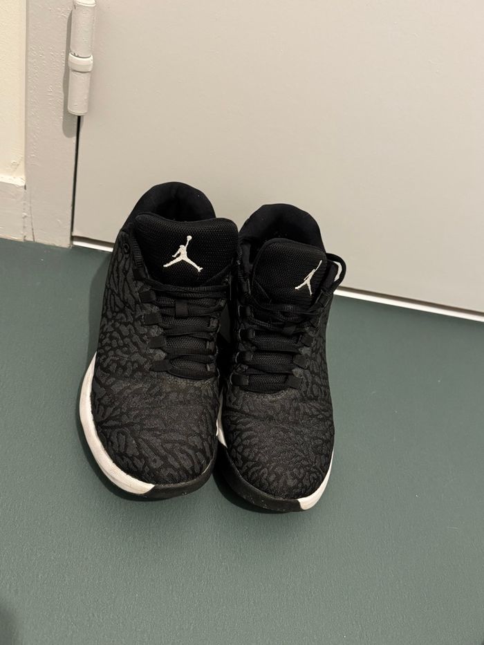 Chaussure Jordan 23 noir et blanche - photo numéro 2