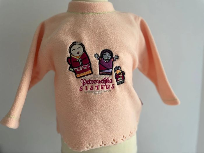 Pull orange Petrouchka sisters