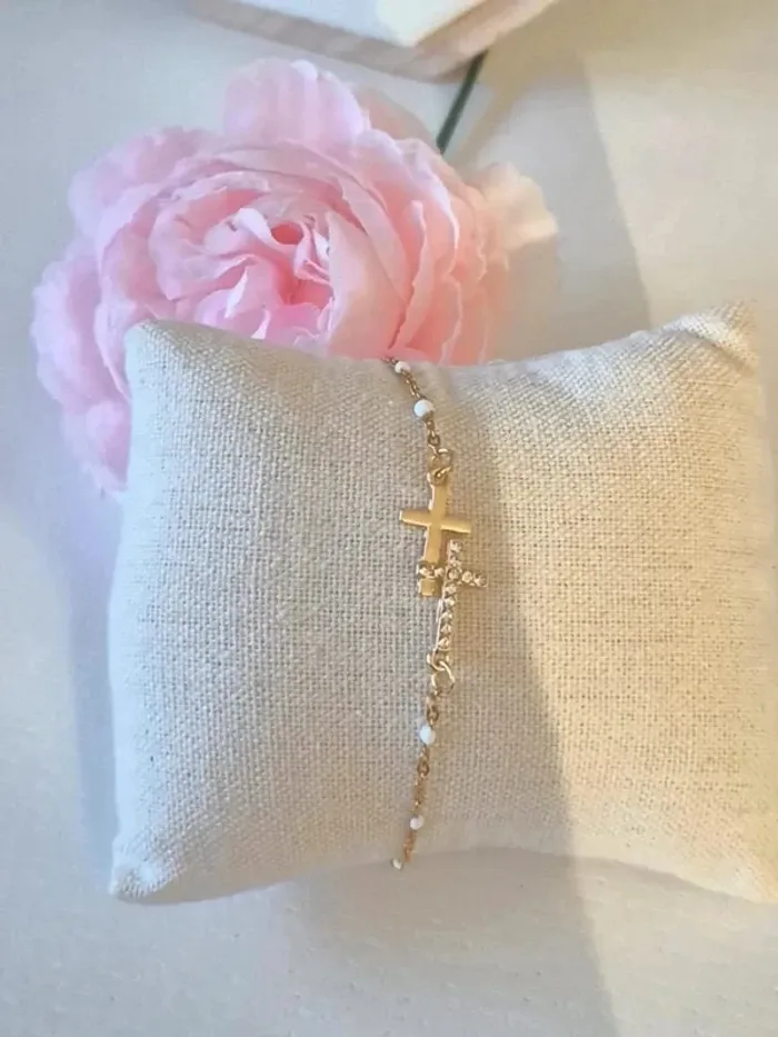 Bracelet style gigi avec double croix 🌸 en acier inoxydable 🌸 perles résines blanches - photo numéro 2