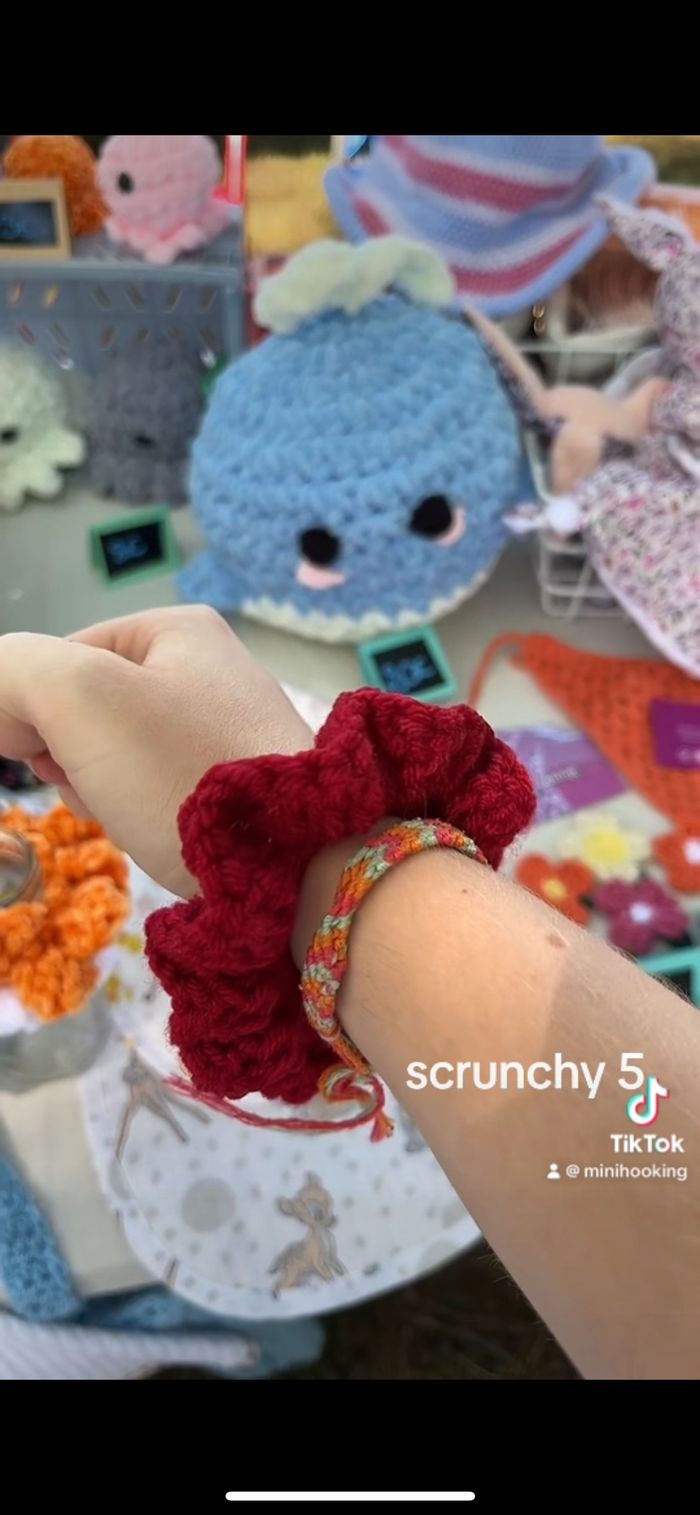 Chouchou bordeaux fait main en crochet <3