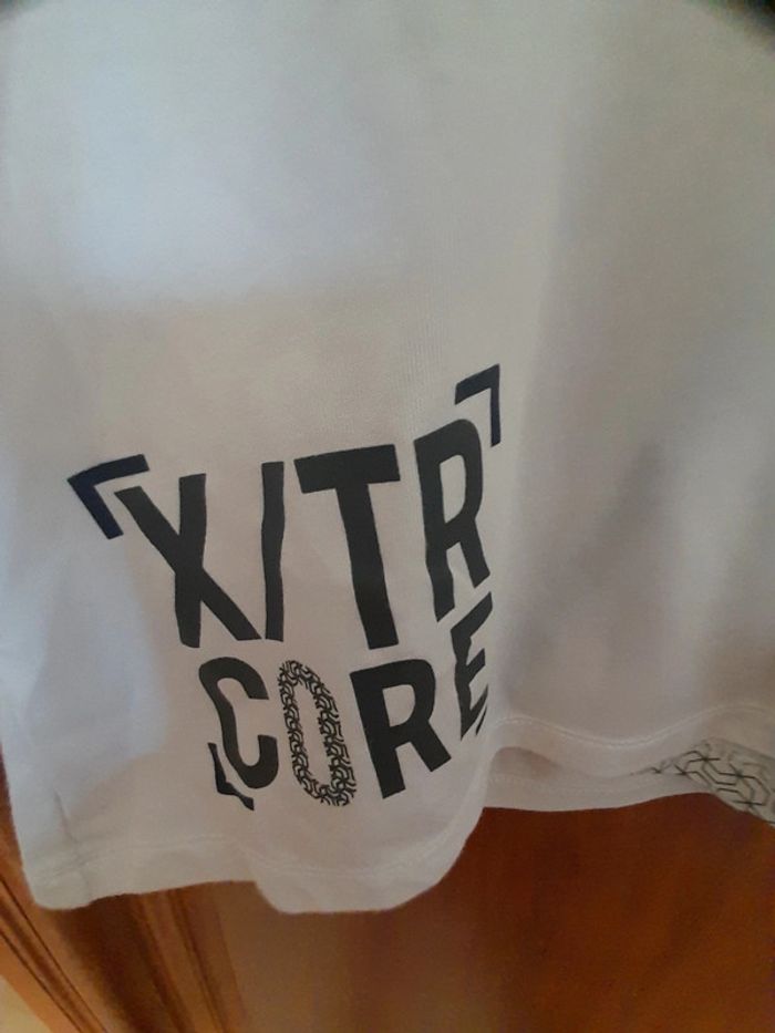 Tee shirt blanc motifs noirs - photo numéro 3
