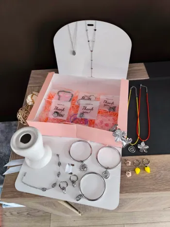 Lot de 25 bijoux argentés et multicolores