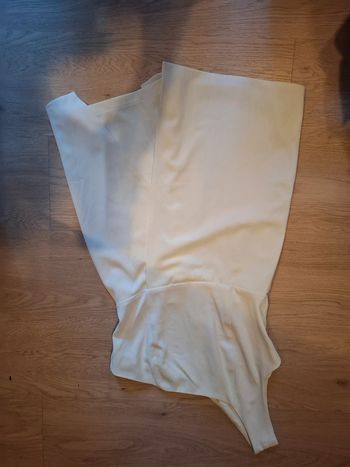 Robe blanche avec short en dessous