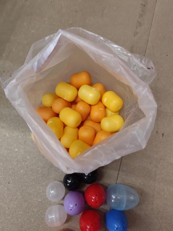 100 oeufs kinder + les  14 plus gros  tous vide