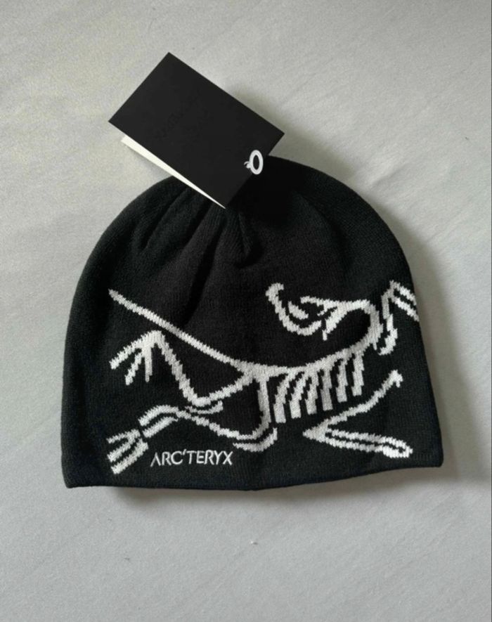 Bonnet Arc’teryx blanc et noir
