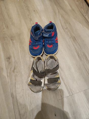 Lot de 2 paires de chaussures taille 23