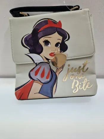 D163- Disney Parks Snow White 85th Anniversary ''Just One Bite'' Crossbody Bag NEW sac à main