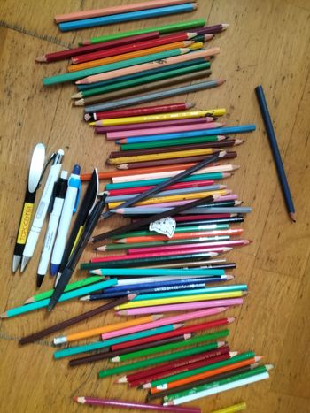 Lot crayons à papiers de couleurs et quelques stylos