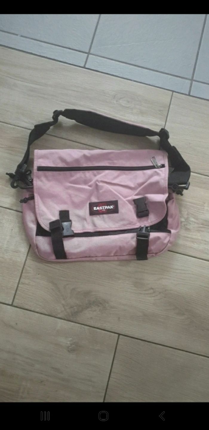 Sac bandoulière porte revu eastpak