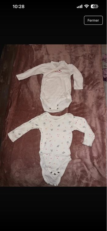 Lot de 2 bodies taille 6 mois, très bon état 