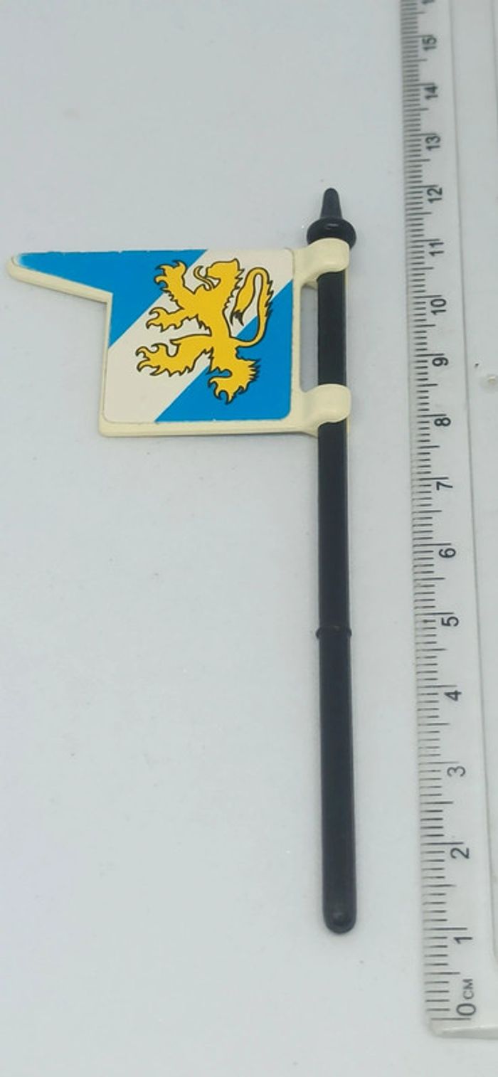Drapeau bleu et blanc avec lion jaune et mât playmobil - photo numéro 2