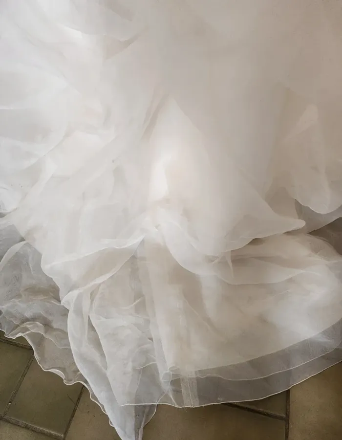Robe de mariée blanche avec fleurs rouges taille 48 à 54 laçage dos en bon état Cosmobella - photo numéro 15