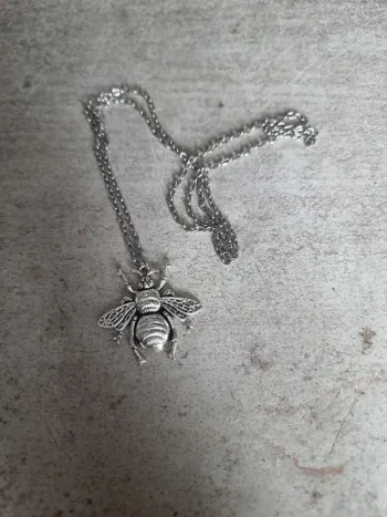 Collier avec pendentif abeille