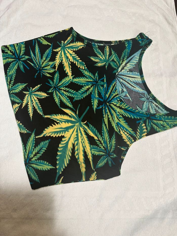 Top court motif feuilles 🍁 sur fond noir – taille S. - photo numéro 2