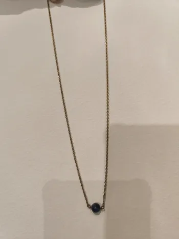 Collier avec perle bleu marine