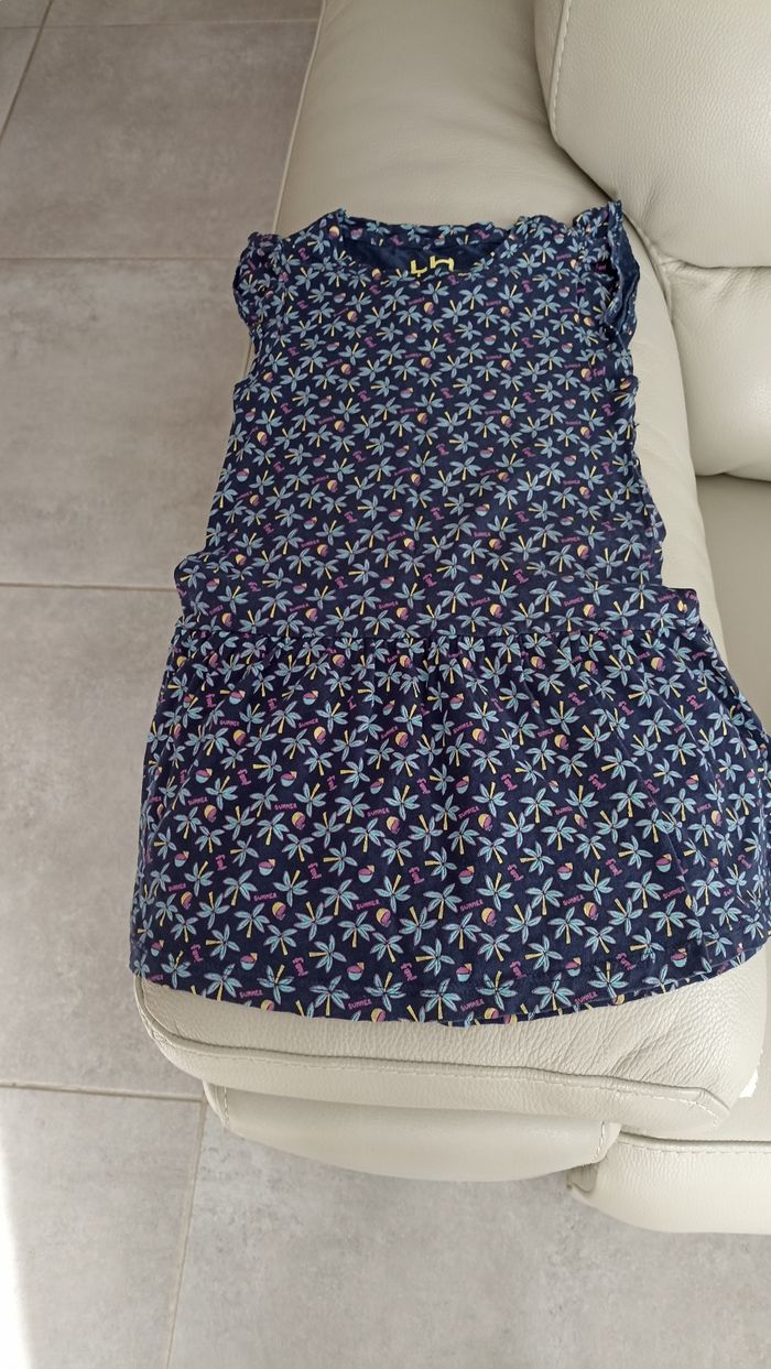 Petite robe pour petite fille de quatre ans - photo numéro 3