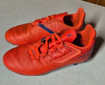 Chaussures de foot crampons oranges kipsta décathlon taille 31
