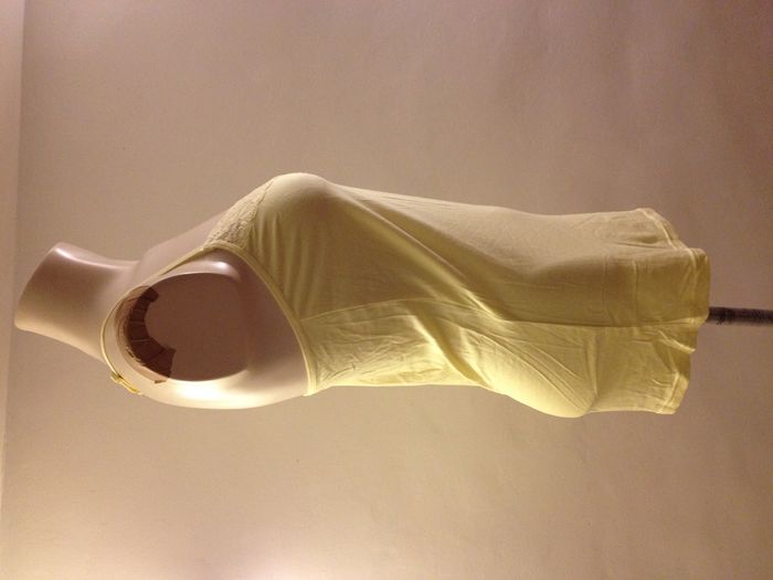 T shirt jaune ◦ col V avec dentelle ◦ sans manches ◦ look féminin ◦ taille 38 ◦ Zeeman - photo numéro 2
