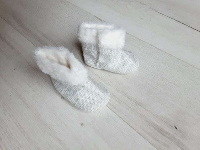Chaussures chaussons bébé fille souples moumoute sur le haut Obaïbi 6 - 12 mois Neufs