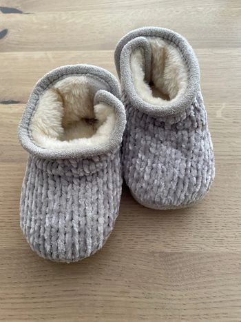 Chaussons bébé beige avec semelles