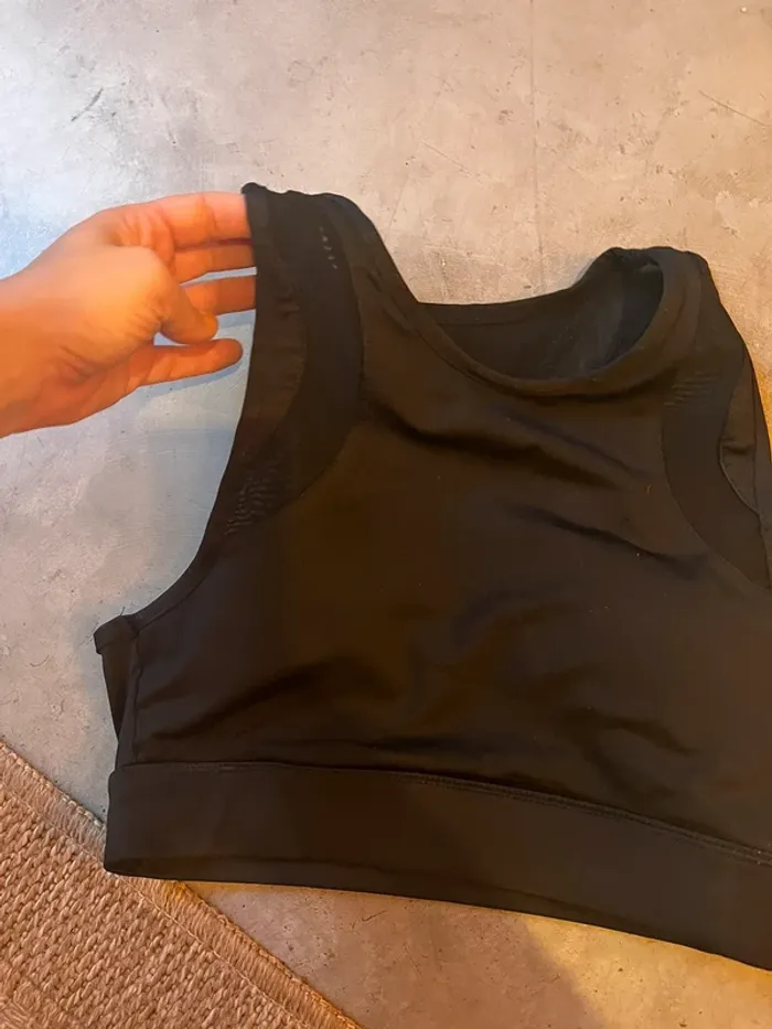 Brassière de sport noire avec bande ajourée - photo numéro 4