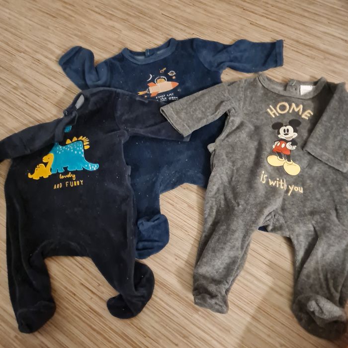 A vendre pygamas 1 mois