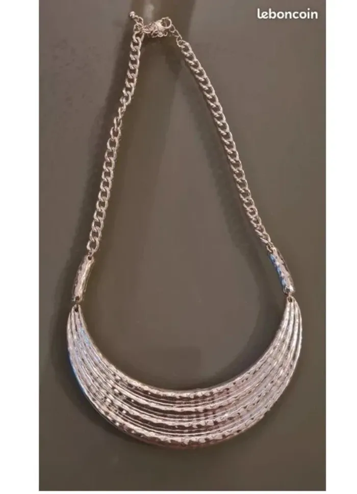 Collier femme. 41 cm. Neuf sans étiquette