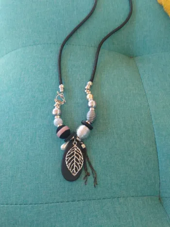 Collier neuf avec perles