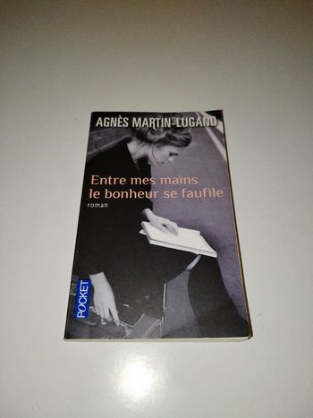 Livre "entre mes mains le bonheur se faufile" de Agnès Martin-Lugand